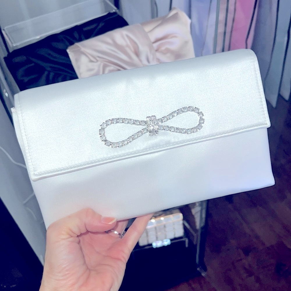 🤍NWT Jewel by Badgley Mischka satin handbag with crystal bow in white